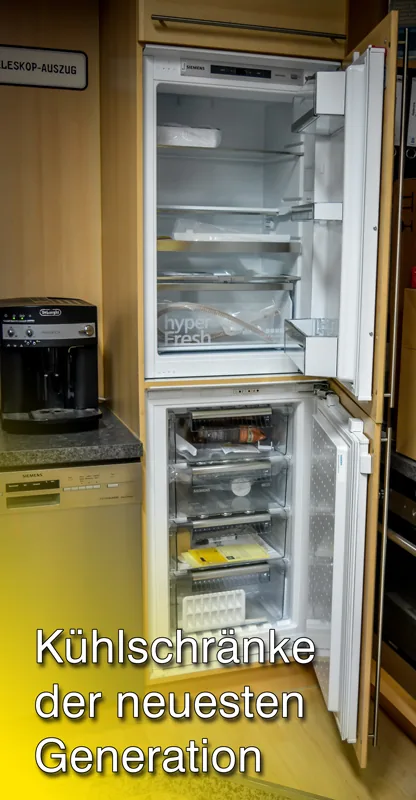 Geöffneter Einbaukühlschrank von Siemens in einer Küchenzeile der Ausstellung