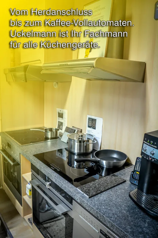 Küchenausstellung mit Kochfeld, Backofen, Dunstabzugshaube und Kaffeevollautomat bei Uckelmann & Partner